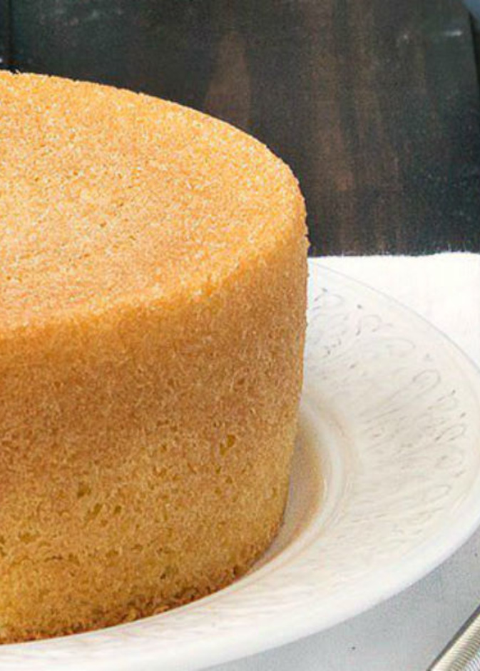 يجب تقطيع الكيك الاسفنجي بعد ان يبرد