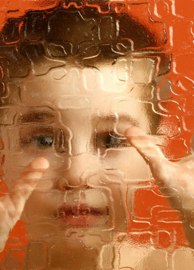 من اعراض التوحد ان يرتب الطفل العابه بنسق متكرر