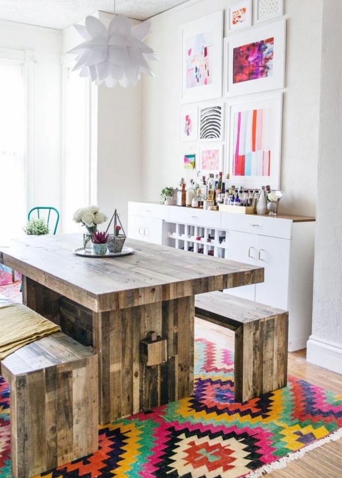 ديكور غرفة الطعام الخشبي يتميز ببساطته 