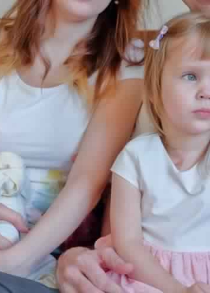 علامات غيرة الطفل من المولود الجديد وطرق تجنبها