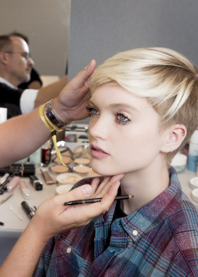 _ابتكر المدير الابداعي لدى دار ديور Dior بيتر فيليبس Peter Philips إطلالة مكياج جديدة