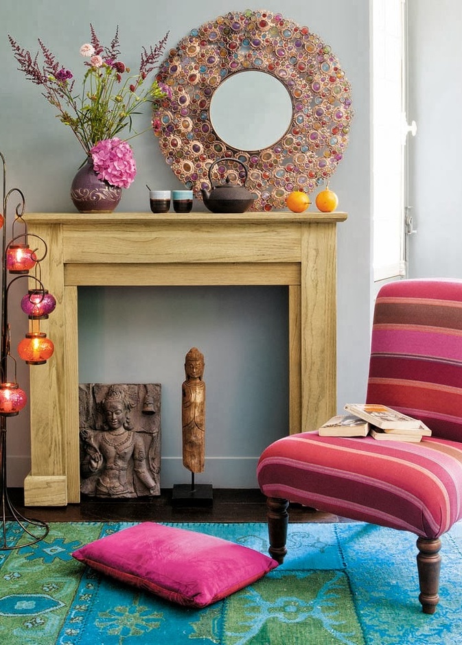 الشموع المختلفة الأحجام ضمن ديكور غرفة الجلوس.