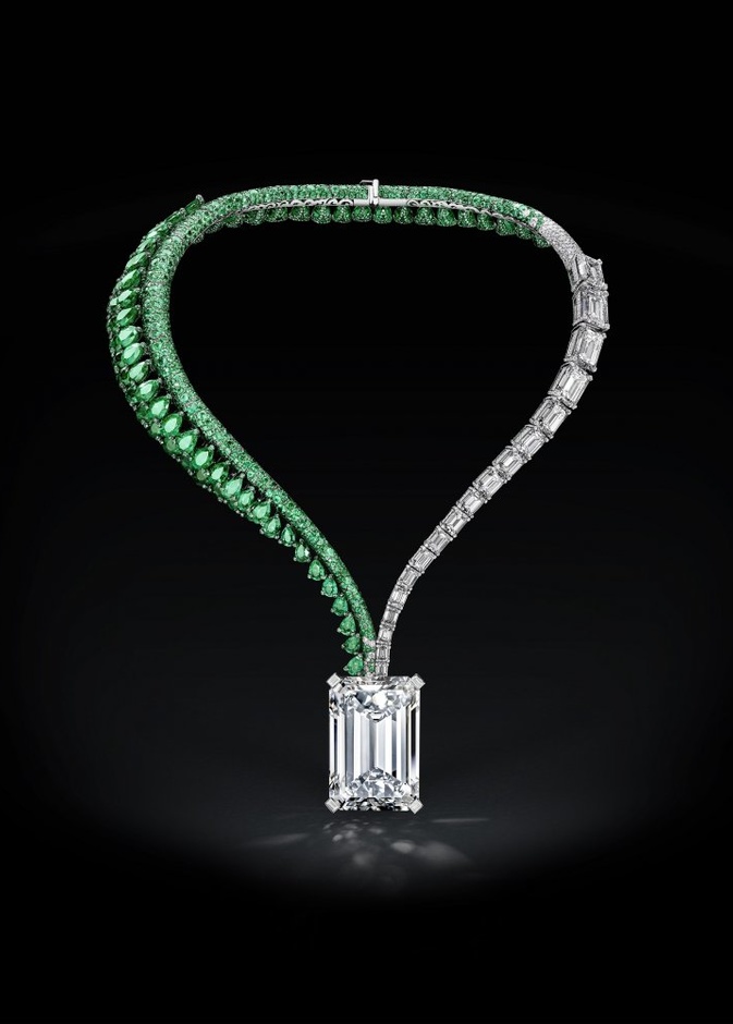 تحتل الماسة الخام المسمّاة الرابع من فبراير المرتبة 27 بين أكبر الماسات البيضاء الخام المكتشفة في العالم