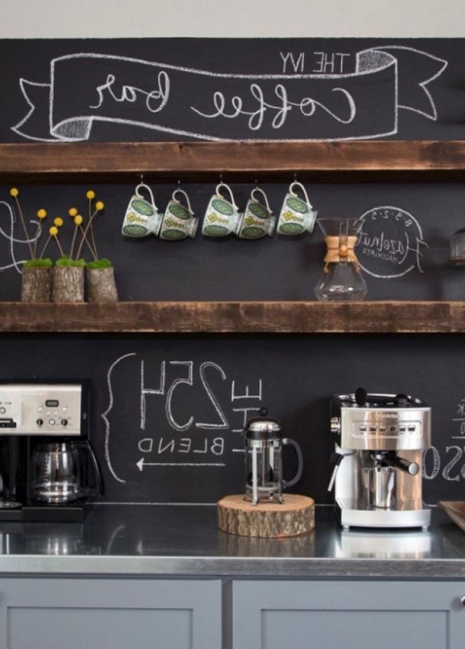 تخصيص مكان في زاوية المطبخ بديكور أدوات القهوة 