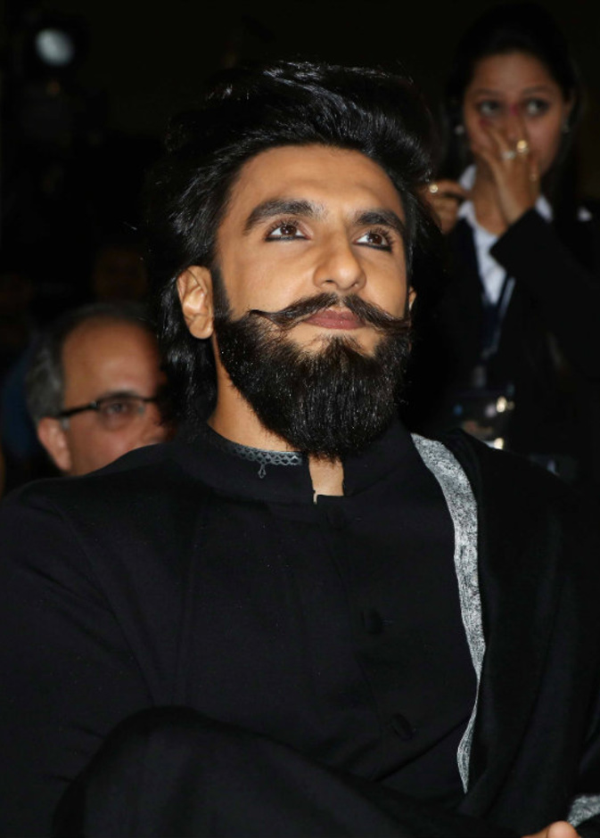 رانفير سينغ يتقمص شخصيات أفلامه لدرجة مقلقة