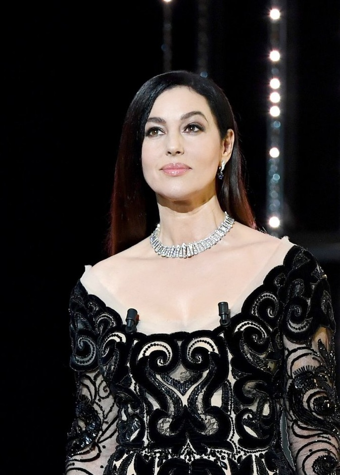 مونيكا بيلوتشي ترتدي عقد شوكر من كارتييه