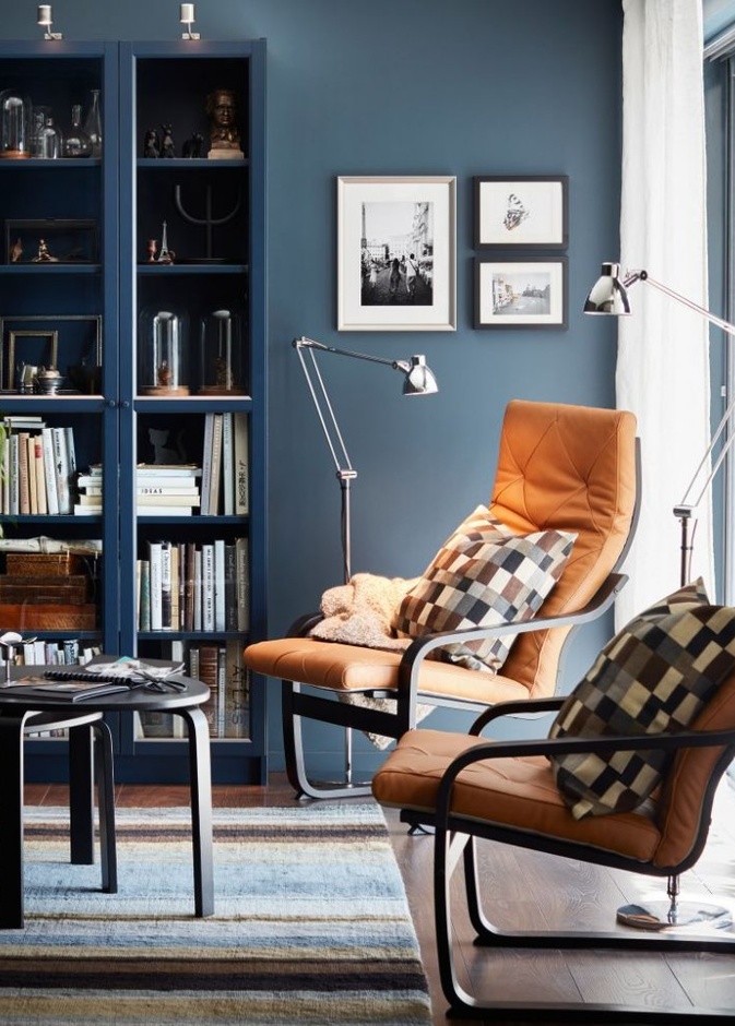 كنب جلدي رائع بجانب المدفأة في غرفة الجلوس.