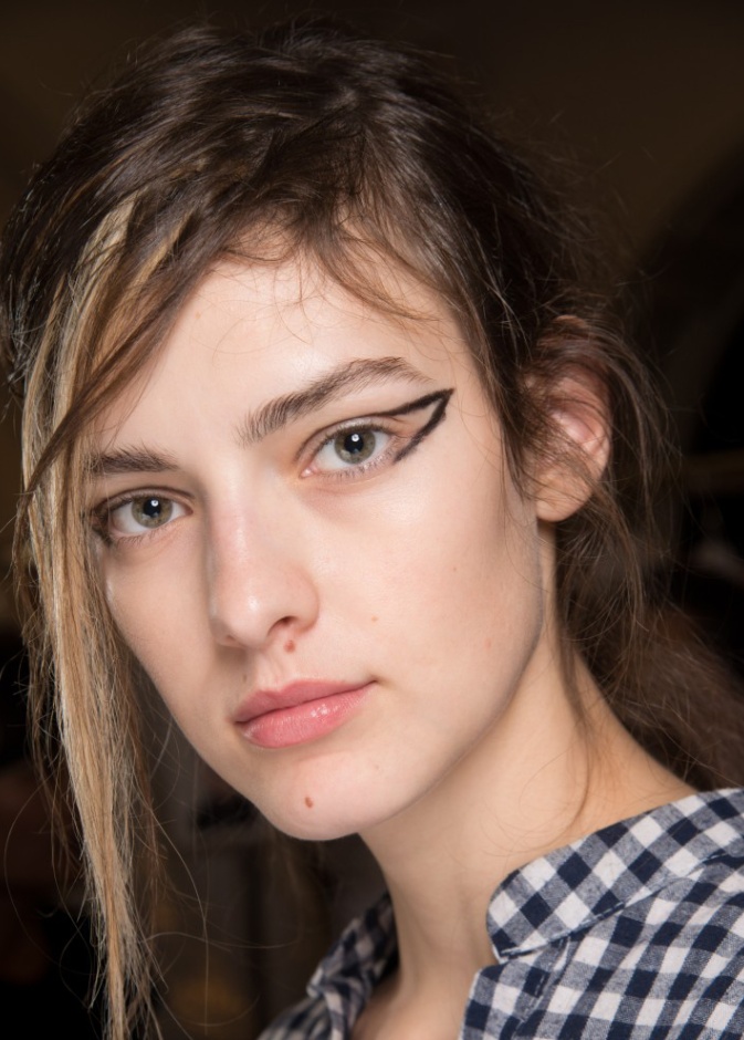 مكياج عيون مع الحبوب البراقة بأسلوب عارضات Dries van Noten