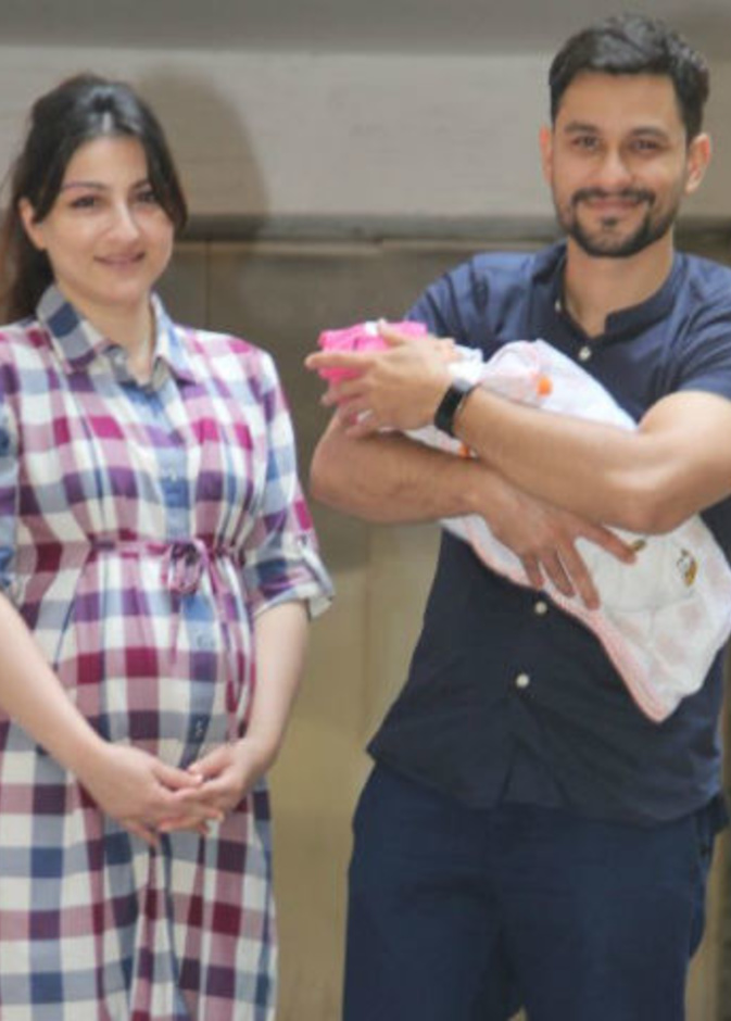 نشرت لطفلة سهى علي خان والممثل كونال خومو بعد يوم واحد فقط من مغادرة سهى وطفلتها للمستشفى