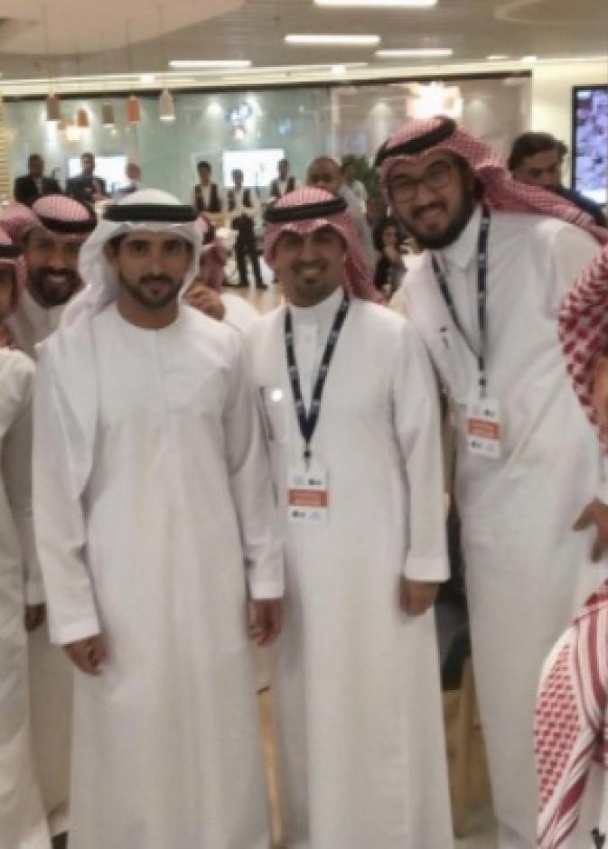 فزاع في سيلفي مع مجموعة شباب سعوديين في سوق مشاريع الشباب العربي 