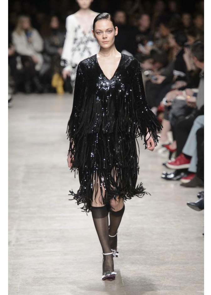 موديلات فساتين سهرة مع الكشكش بأسلوب يخفي الترهلات من Saint Laurent