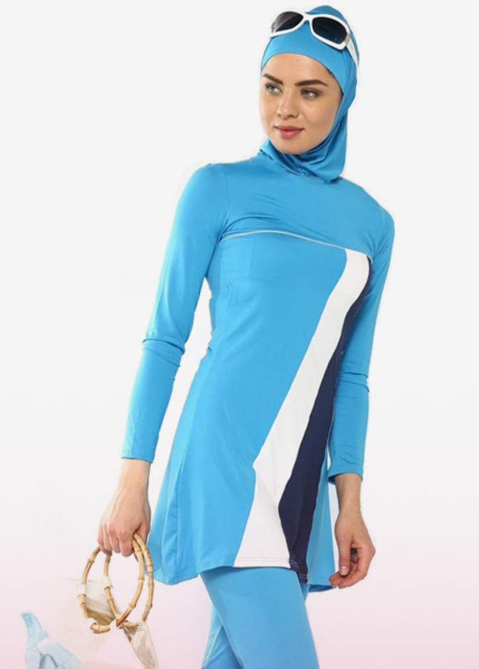 جمال اللون الازرق لثياب السباحة.