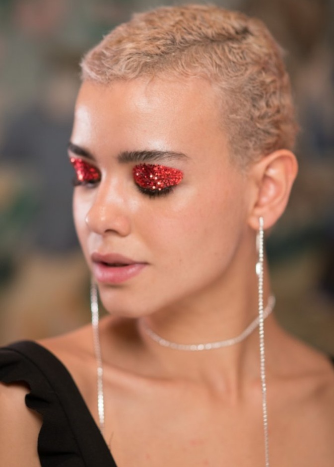 رسمات عيون براقة مع الغلوس في عرض Jour Ne