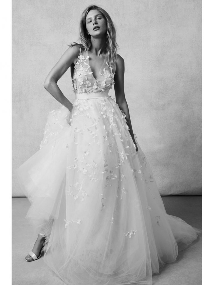 فساتين زفاف مع نقشات الورود المزخرفة من مجموعة Gracy Accad لخريف 2018