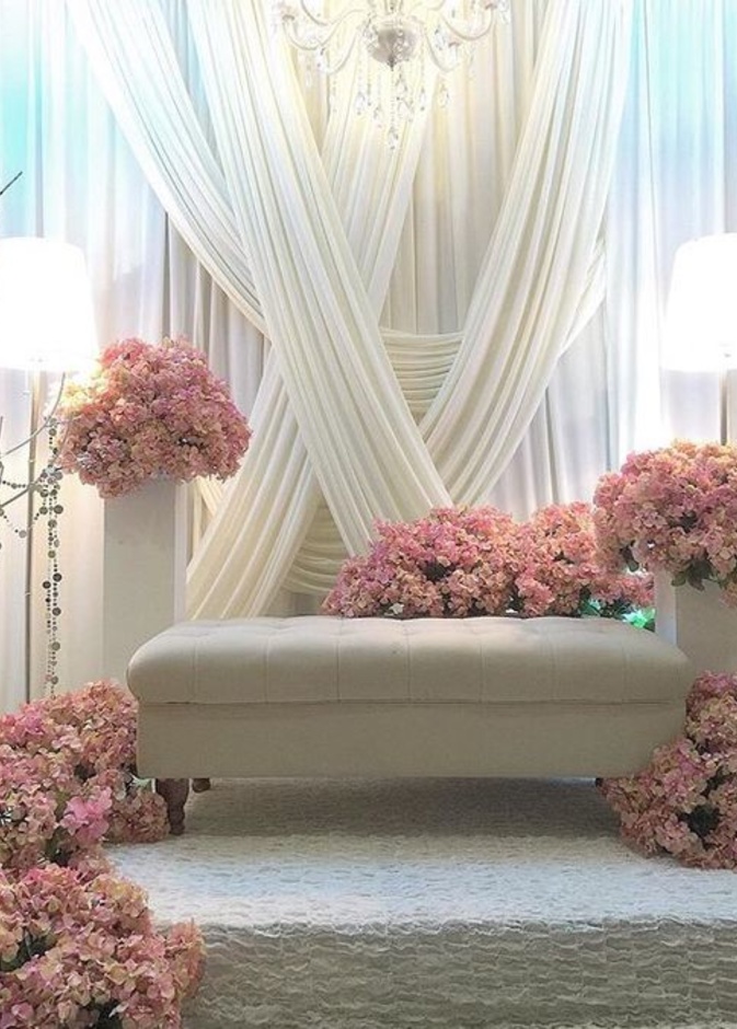 كوشة عصرية فخمة تناسب الاجواء وحفلات الزفاف الخليجية