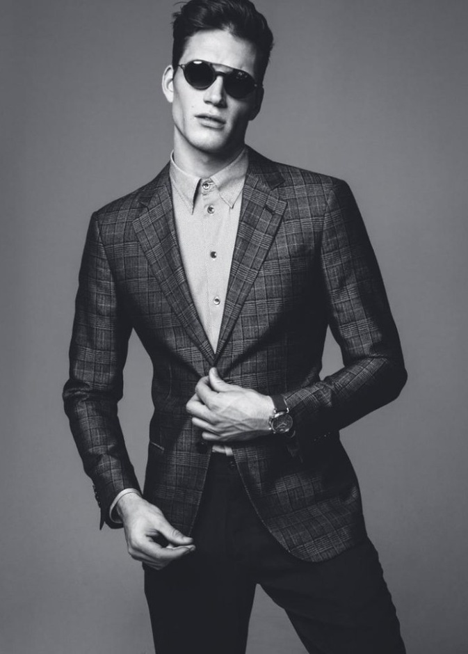 نسّق البلايزر الأنيق مع التوبات السادة بقصّة القبّة العالية