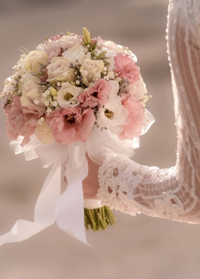 باقة ورد طبيعي للعروس الرومانسية