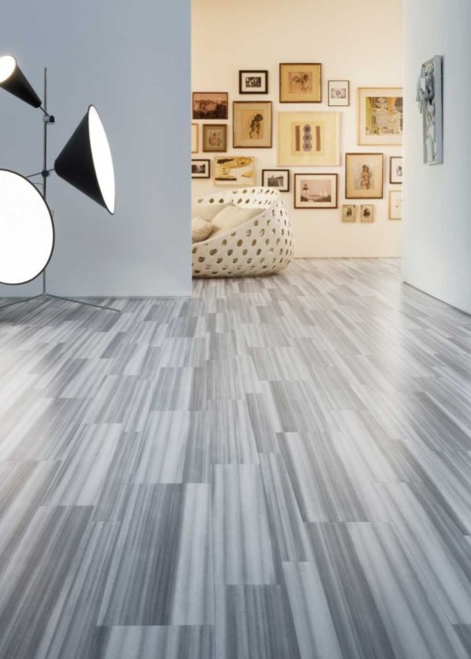 طاولة خشبيه على شكل جذع شجرة لغرف المعيشة .