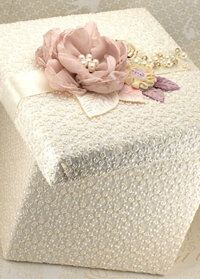 دبش مزين بالورود الطبيعية والاصطناعية