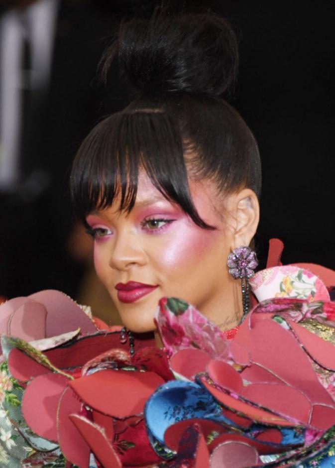 رسمات عيون ترتكز على الظلال البراقة مع توسيع العين بأسلوب كاتي بيري Katy Perry 