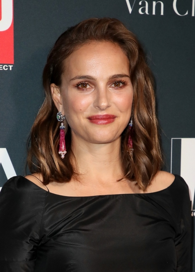 ناتالي بورتمان تتألق بمجوهرات Van Cleef & Arpels