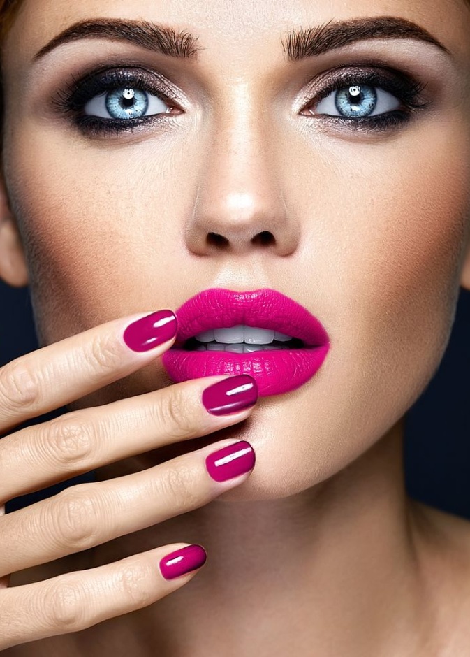 ارسمي شعار التوعية عن سرطان الثدي على أظافرك