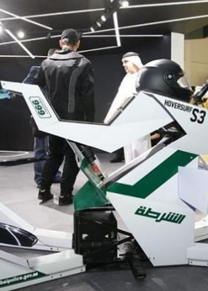 شرطة دبي تعرض في جيتكس دراجة طائرة