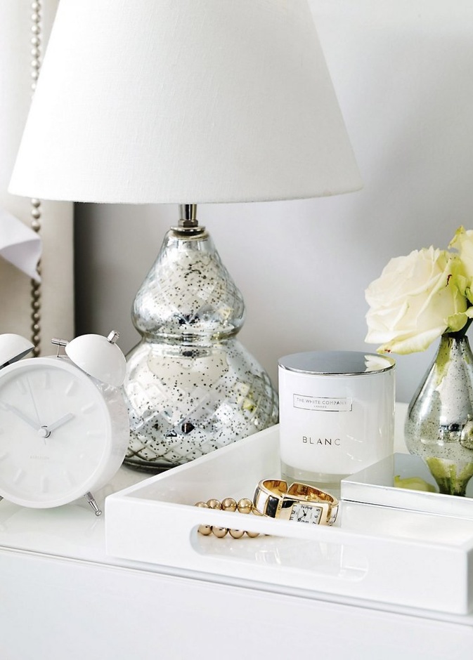 الألوان الفاتحة مثاليه مع غرف النوم البيضاء