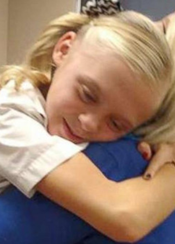 لحظة مؤثرة لطفلة وهي تسمع خبر تبني أسرة لها