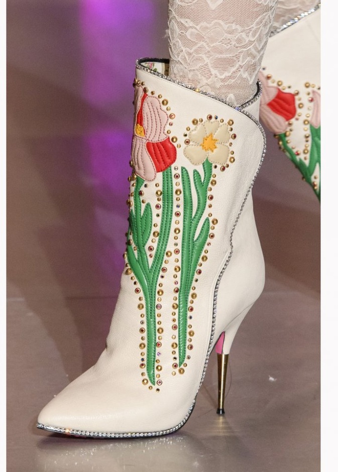 بوت مسطح مع طبعات الورد بأسلوب تصاميم ‏Desigual