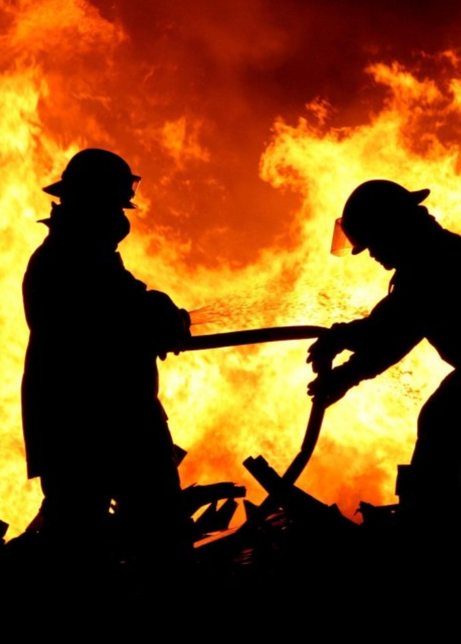 سلطان الدوسري لحظة تكريمه من أمير الرياض