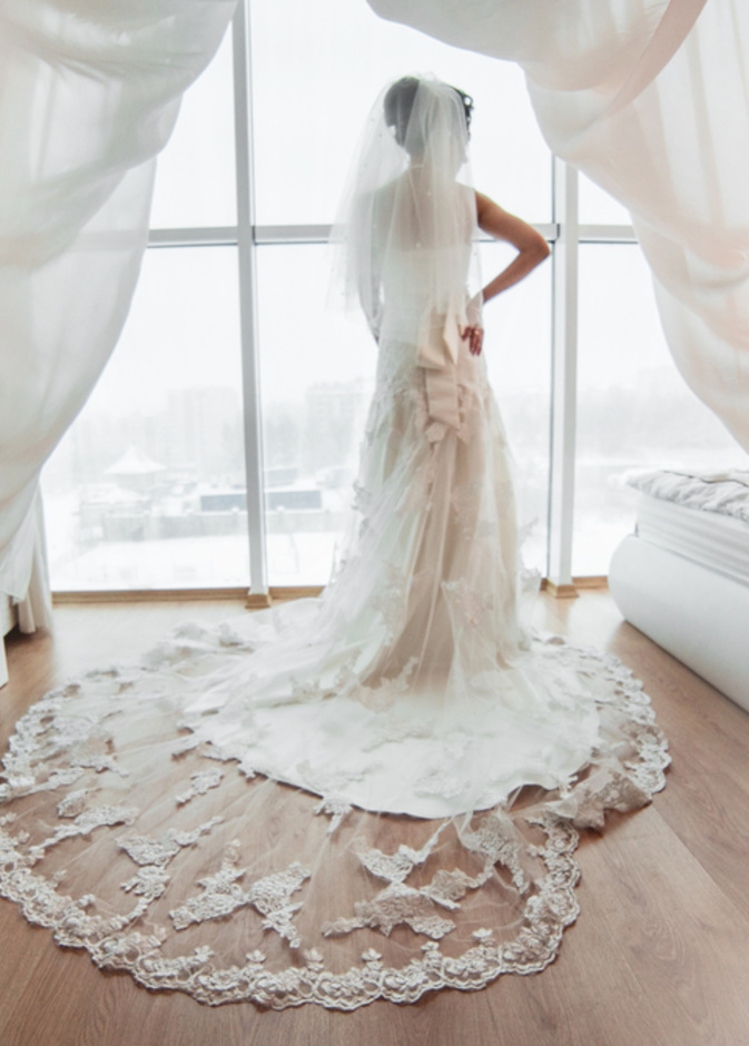 طرحة طويلة متناسبة مع فستان الزفاف