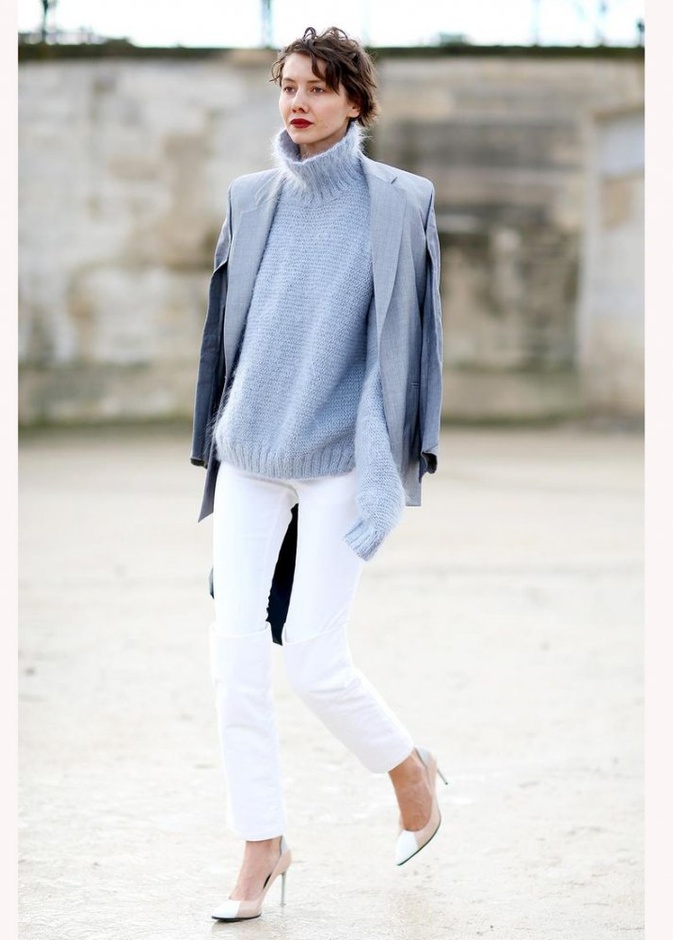 اعتمدي بلايز بياقة عالية بألوان حيوية ولافتة في فصل الشتاء