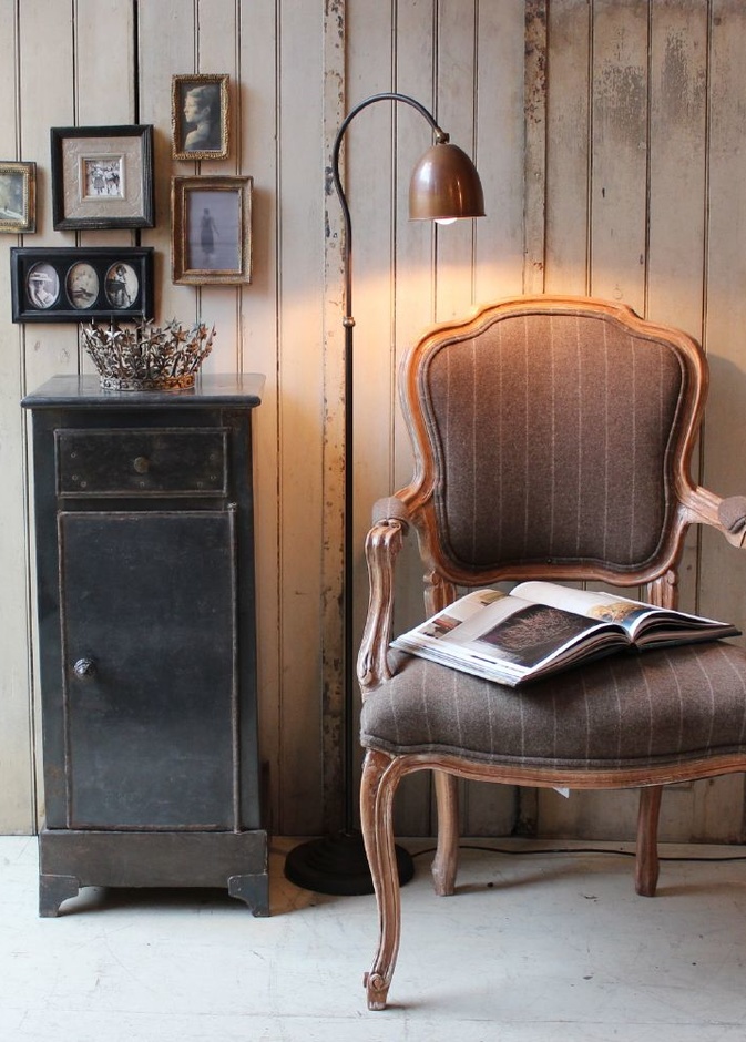 إضافة مكتبة خشبية صغيرة لغرف المعيشة