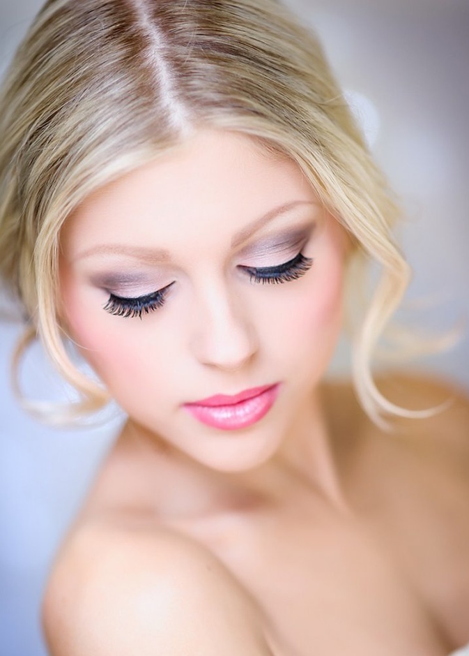 إستخدمي أحمر الشفاه باللون الوردي أو البنفسجي مع مكياج الوردي و الفضي