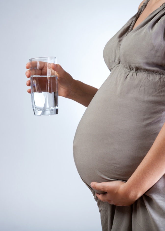 فوائد كثرة شرب الماء للحامل
