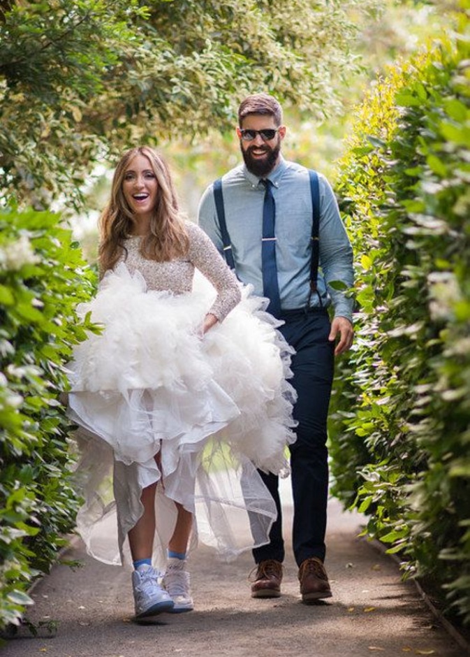 عروسان بالحذاء الرياضي