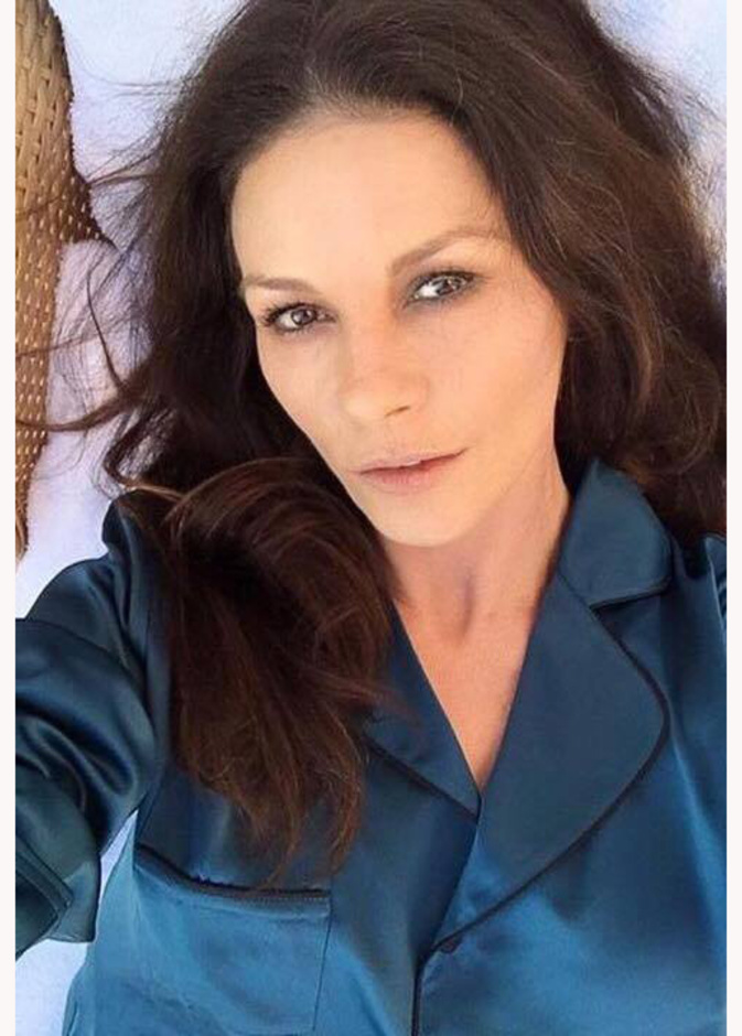 كاثرين زيتا جونز تصدم متابعيها بصورة بدون مكياج !