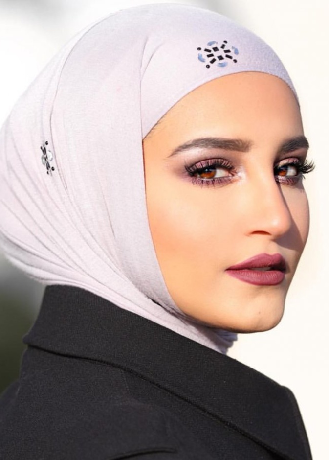 مكياج عيون مع الظلال النيلية البراقة