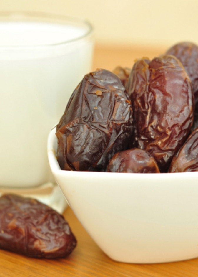 رجيم التمر واللبن يفتقر السعرات الحرارية التي تمد الجسم بالطاقة