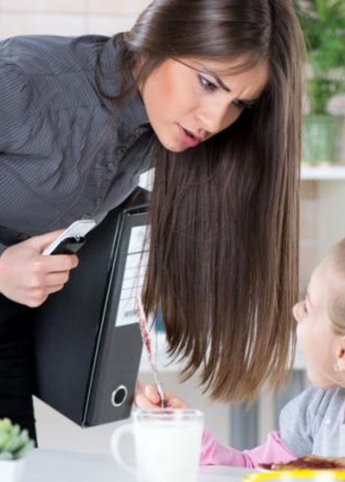 كيف تسيطر الام على غضبها امام الاطفال