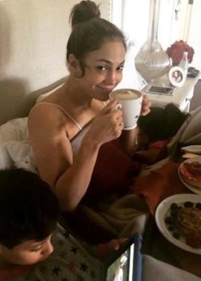 جنيفير لوبيز تتناول وجبة الإفطار مع ولديها في السرير في صورة شاركت بها متابعيها على الانستقرام