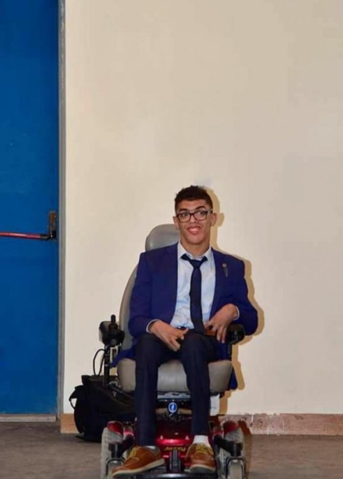 مصاب بالشلل الرباعي يؤلف رواية كتبها بأنفه