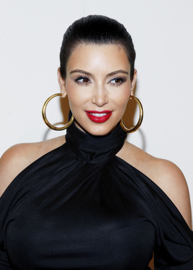 كيم كارداشيان ترتدي عقد لافت من الذهب.