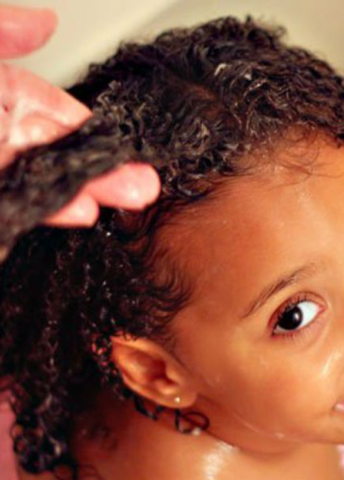 خلطات لتنعيم شعر الاطفال الخشن