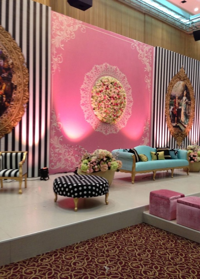 كوشة مزينة بالكريستال والورود.