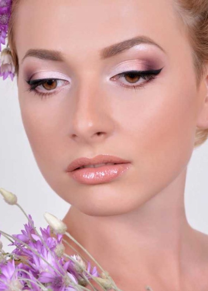 اختاري ظلال العيون الفاتحة و الداكنة لماكياج اللون البنفسجي