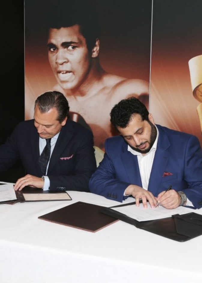 تركي آل الشيخ يوقع إتفاقية لاستضافة بطولة محمد علي كلاي للملاكمة