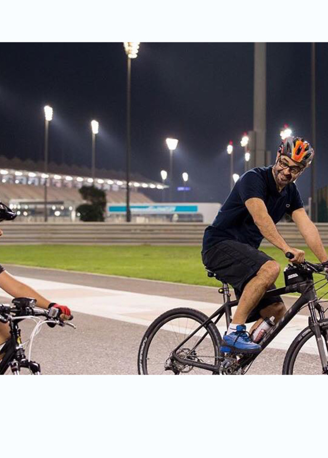 الشيخ محمد بن زايد خلال ممارسته الرياضة وقبوله لتحدي دبي للياقة