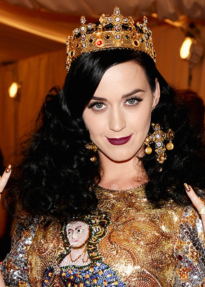 كاتي بيري ترتدي عقد من Lorraine Schwartz